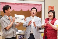 囲み取材の様子。