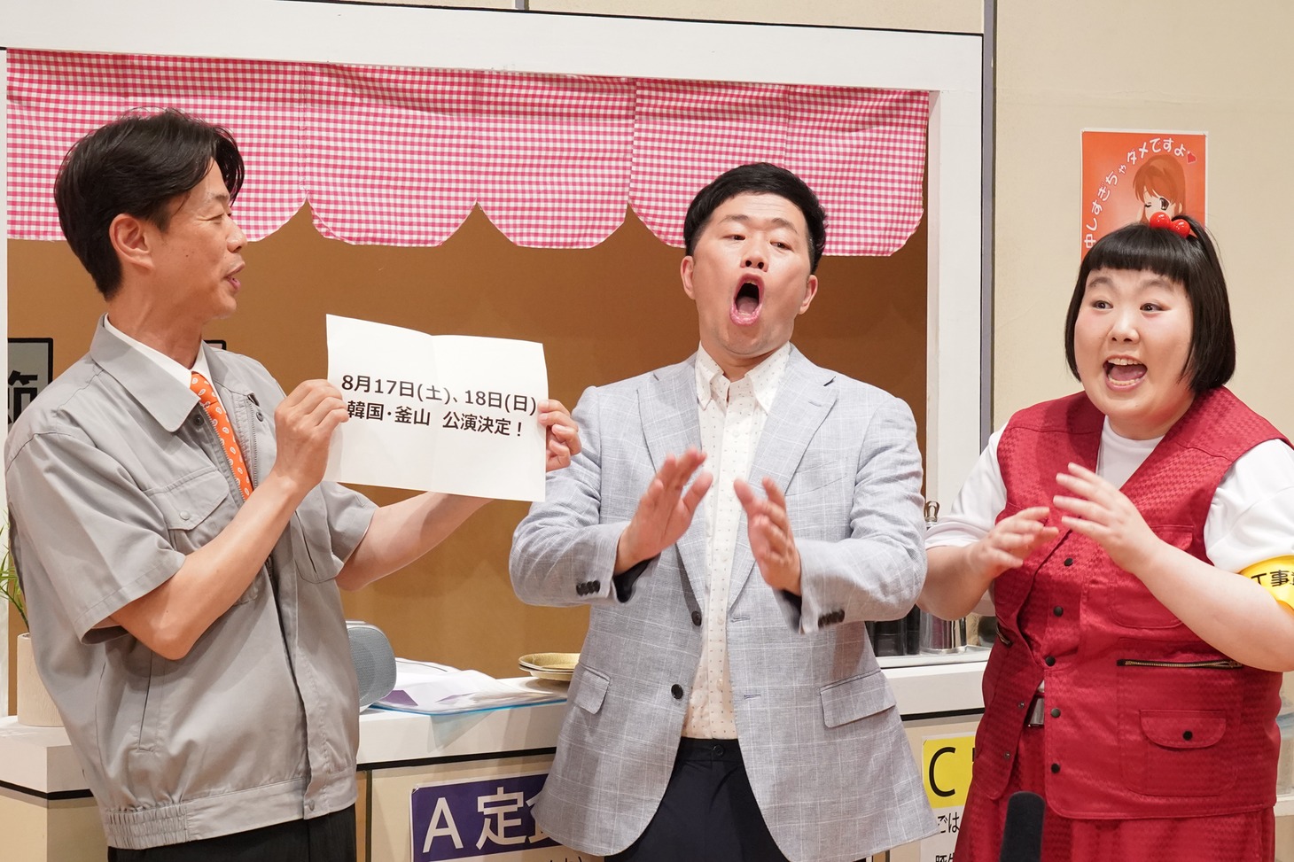 囲み取材の様子。