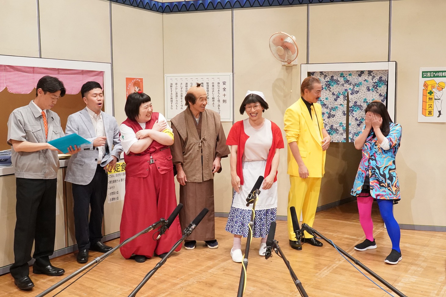 囲み取材の様子。