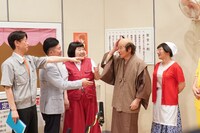 囲み取材の様子。