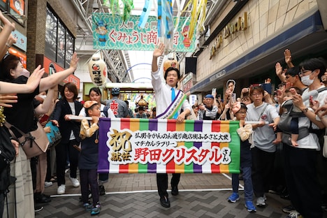 パレードを盛り上げるマヂカルラブリー・野田クリスタル。（写真提供：吉本興業）