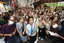 マヂカルラブリー・野田クリスタルと弘明寺かんのん通り商店街の人たちとのふれあいの様子。（写真提供：吉本興業）