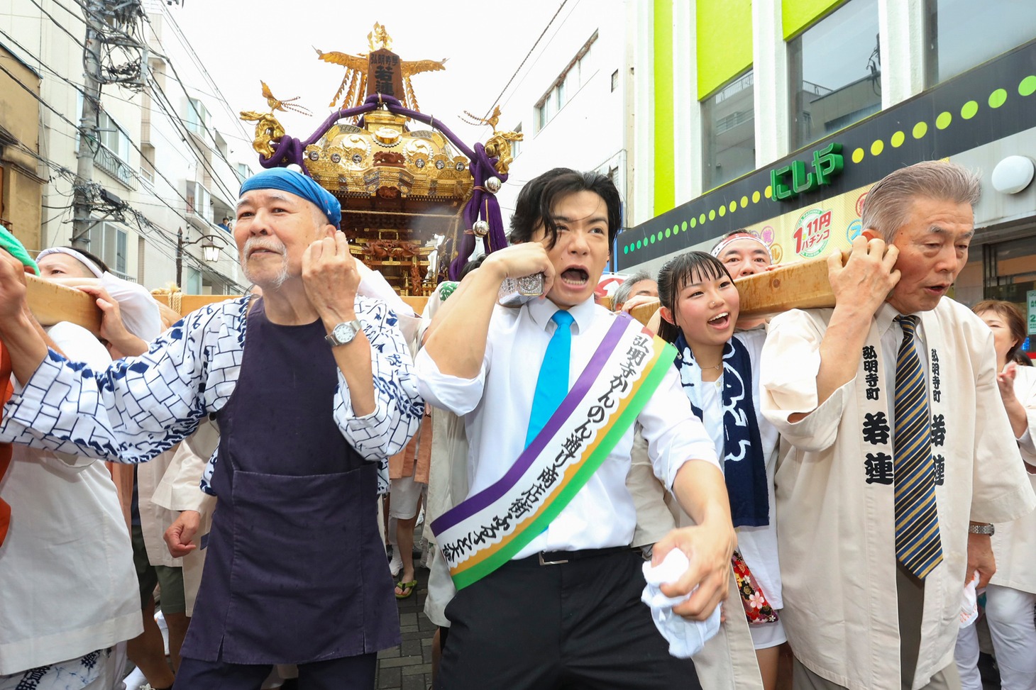 野田クリ神輿を担ぐマヂカルラブリー・野田クリスタル。（写真提供：吉本興業）