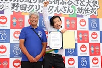 弘明寺かんのん通り商店街ふるさと大使に就任したマヂカルラブリー・野田クリスタル。（写真提供：吉本興業）