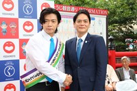 マヂカルラブリー・野田クリスタルと、山中竹春横浜市長。（写真提供：吉本興業）