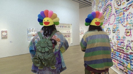 うしろ姿も似ている2人。(c)テレビ東京