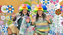 ロバート秋山（左）と村上隆（右）。(c)テレビ東京
