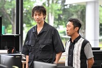 左から、竹内涼真、内藤大助。(c)TBS