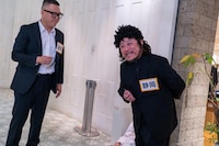 左からシソンヌ長谷川、ハリウッドザコシショウ。(c)日本テレビ