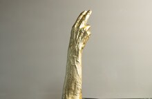 加藤茶から直接型取りした「ペ像」 (c)イザワオフィス/フジテレビジョン