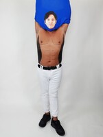 「SHOHEI OHTANI『BOTY』Tシャツ」を着用したロバート秋山。(c)YOSHIMOTO KOGYO