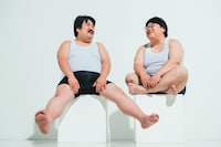 写真集「まあるいふたり」に収められるカット。（撮影：加賀翔）