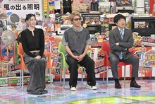 「家電芸人サマーセール2024」MC側ゲストの（左から）三吉彩花、ロンドンブーツ1号2号・田村淳と、MCの蛍原徹。(c)テレビ朝日