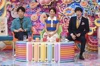 「ミスタードーナツ芸人」MC側ゲストの（左カラ）フットボールアワー後藤、相武紗季と、MCの蛍原徹。(c)テレビ朝日