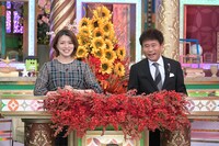 アシスタントの清水麻椰と、MCの浜田雅功。