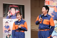 今田消防団の森迫永依、今田耕司。（写真提供：吉本興業）