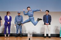 「減災体操」のお手本を見るマユリカ阪本ら。（写真提供：吉本興業）