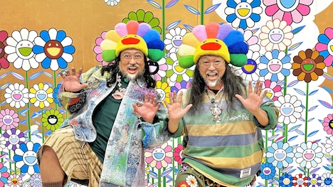 ロバート秋山(左)と村上隆(右)。(c)テレビ東京