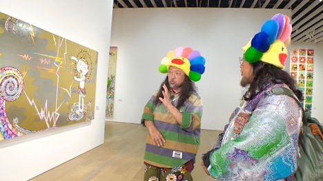 ロバート秋山に作品を解説する村上隆。(c)テレビ東京