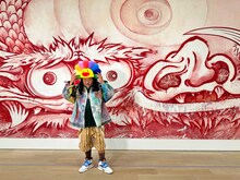 村上隆っぽい扮装をするロバート秋山。(c)テレビ東京