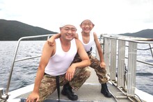 「脱出島」に臨むあばれる君と息子のちびれる君。(c)TBS