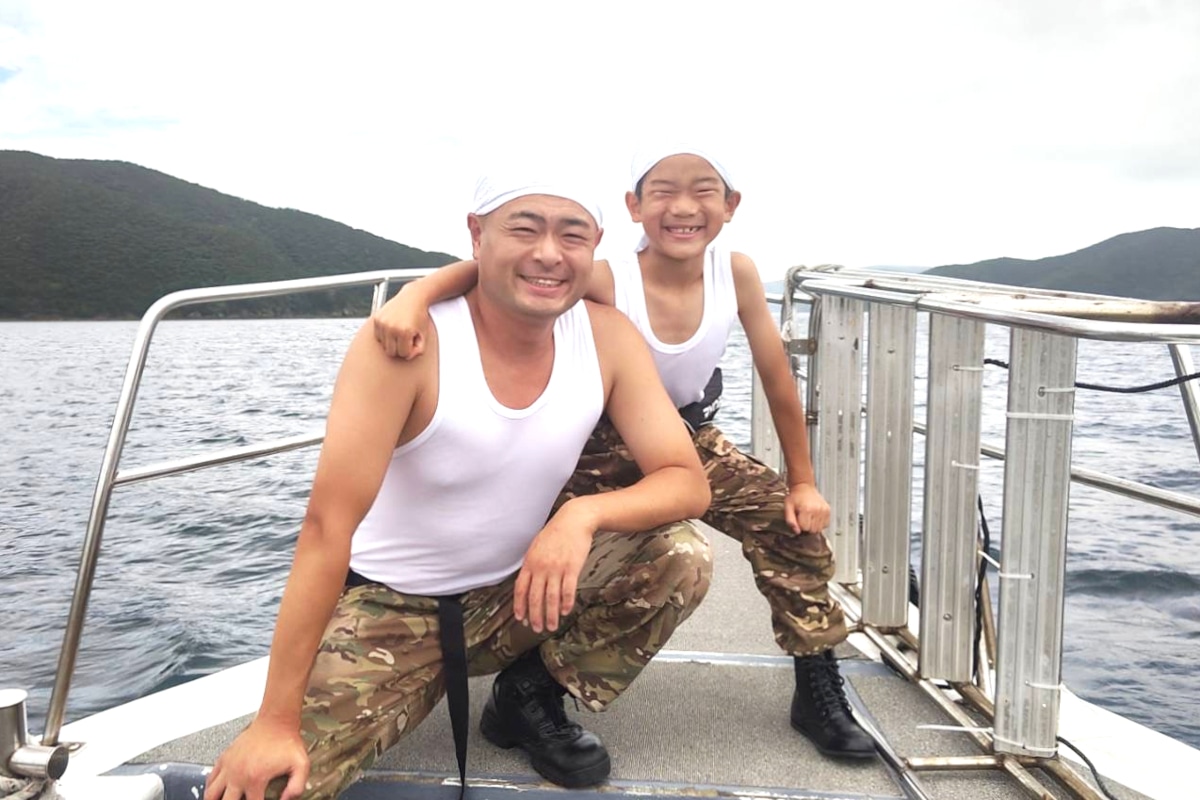 「脱出島」に臨むあばれる君と息子のちびれる君。(c)TBS