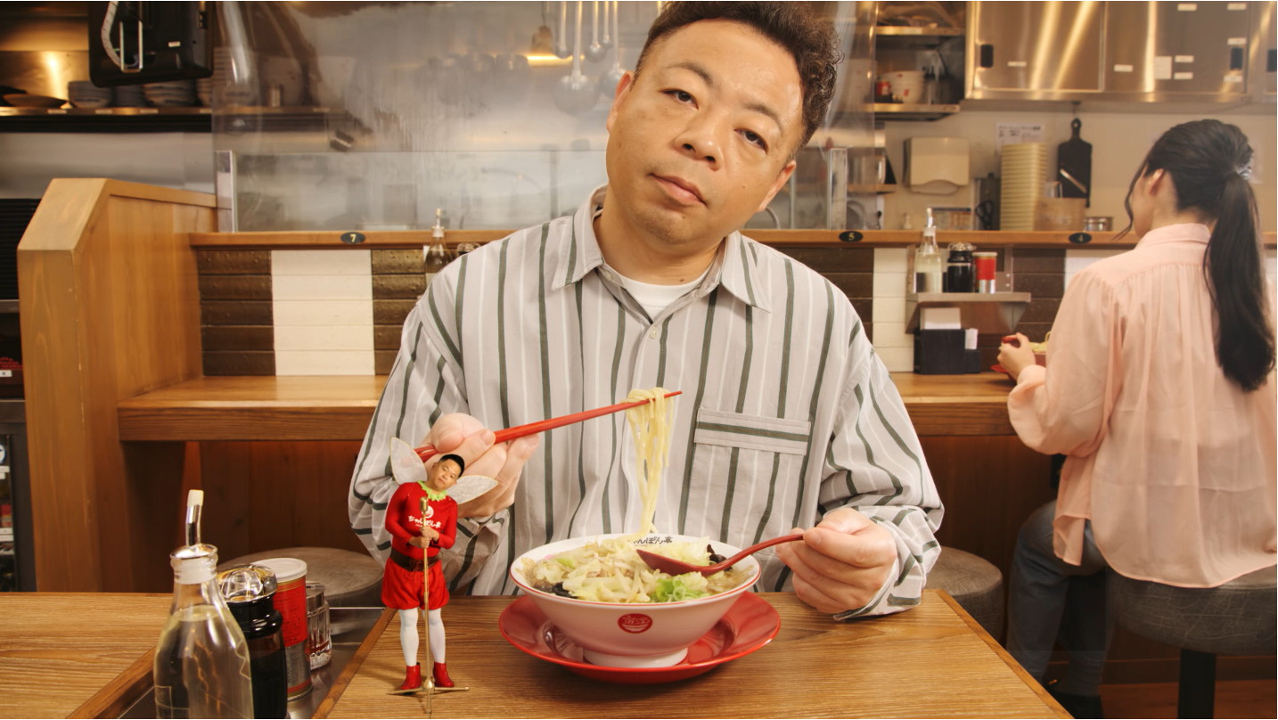 「近江ちゃんぽん亭」の新CM「妖精うまさを語る レギュラー篇」のワンシーン。