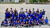 サッカー少年たちとパンサー尾形。