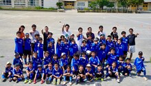 サッカー少年たちとパンサー尾形。