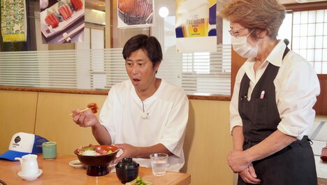 まぐろ丼を味わうパンサー尾形。