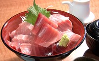 三崎まぐろを贅沢に使った「まぐろ丼」。
