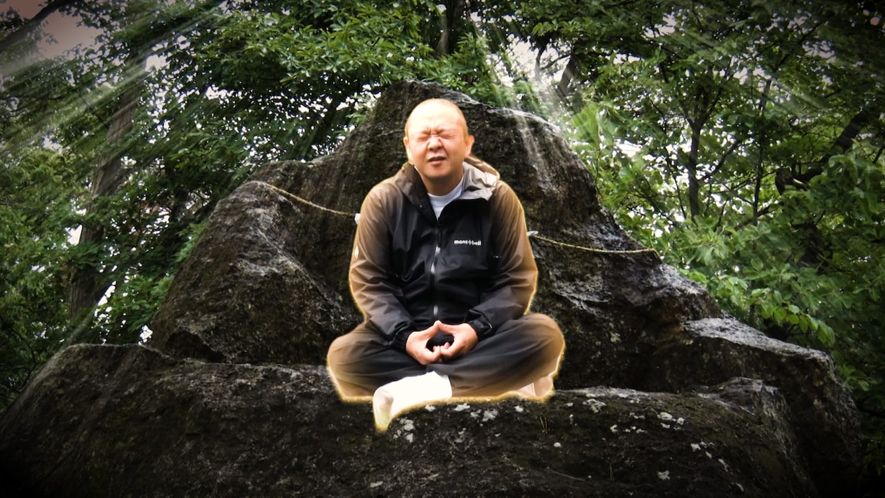 座禅を組むサルゴリラ赤羽。