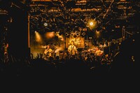 「粗品 1st ツアー『星彩と大義のアリア』」渋谷CLUB QUATTRO公演の様子。（Photo by 渡邉一生）