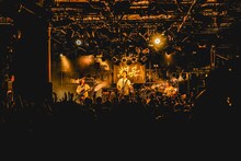 「粗品 1st ツアー『星彩と大義のアリア』」渋谷CLUB QUATTRO公演の様子。（Photo by 渡邉一生）