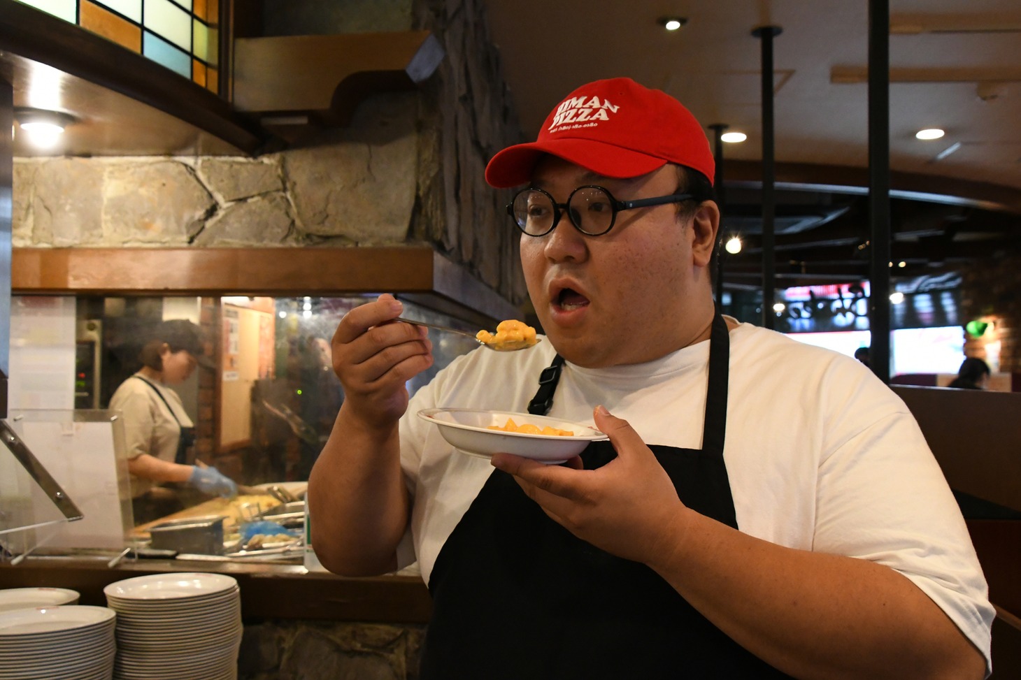 開店前にサイドメニューを食べる大鶴肥満さん。