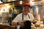 開店前にサイドメニューを食べる檜原さん。