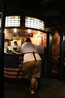 レジカウンターにて、大鶴肥満さんの後ろ姿。