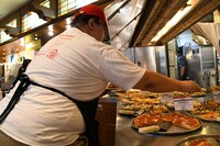 登場と同時にピザを取る大鶴肥満さん。