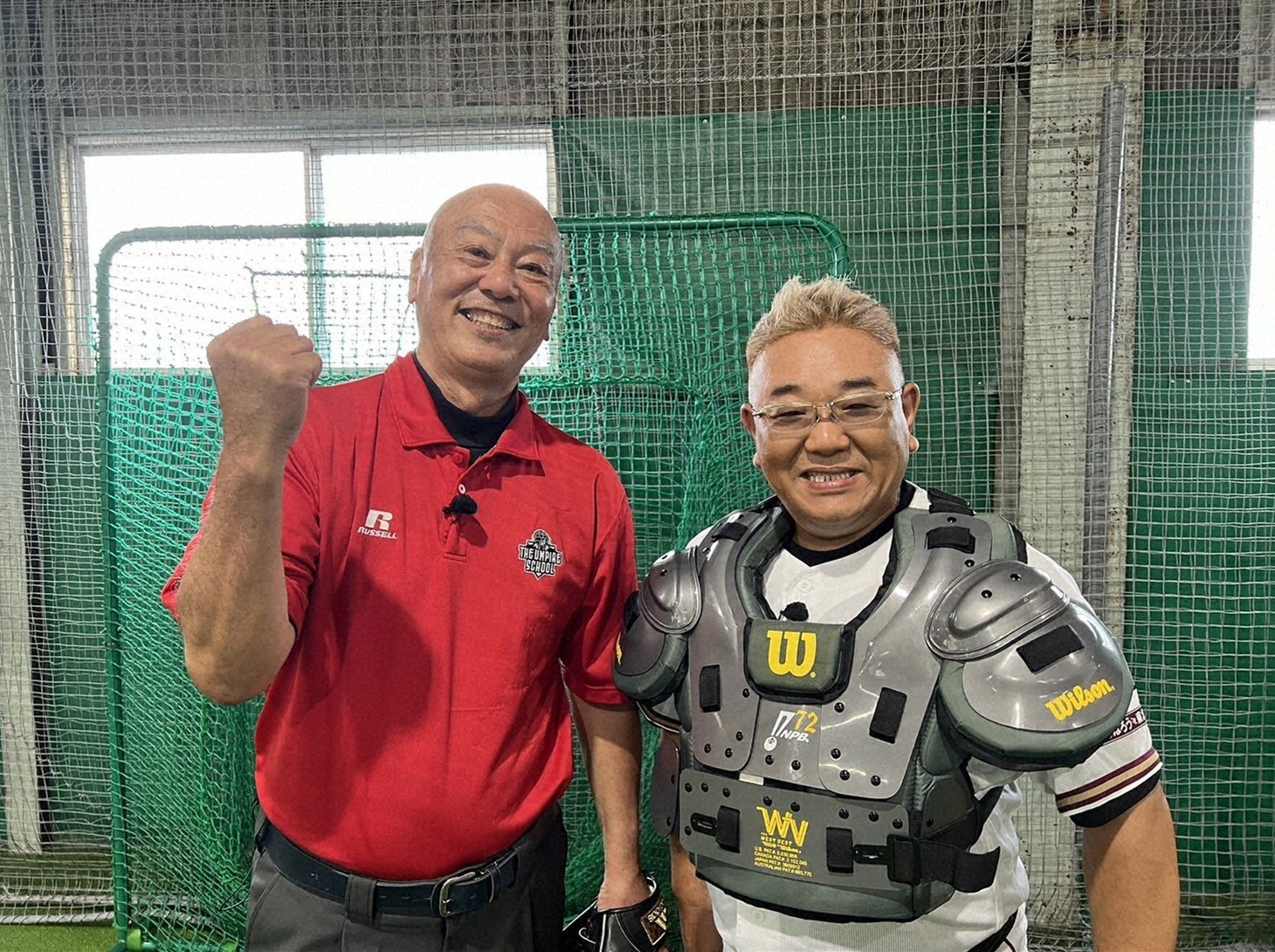 サンドウィッチマン伊達とプロ野球の元審判員・山崎夏生氏。(c)テレビ朝日