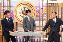 左からくりぃむしちゅー上田、櫻井翔、明石家さんま。(c)日本テレビ