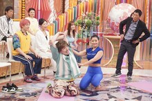 くびれ作りトレーニングに臨むEXITりんたろー。(c)フジテレビ