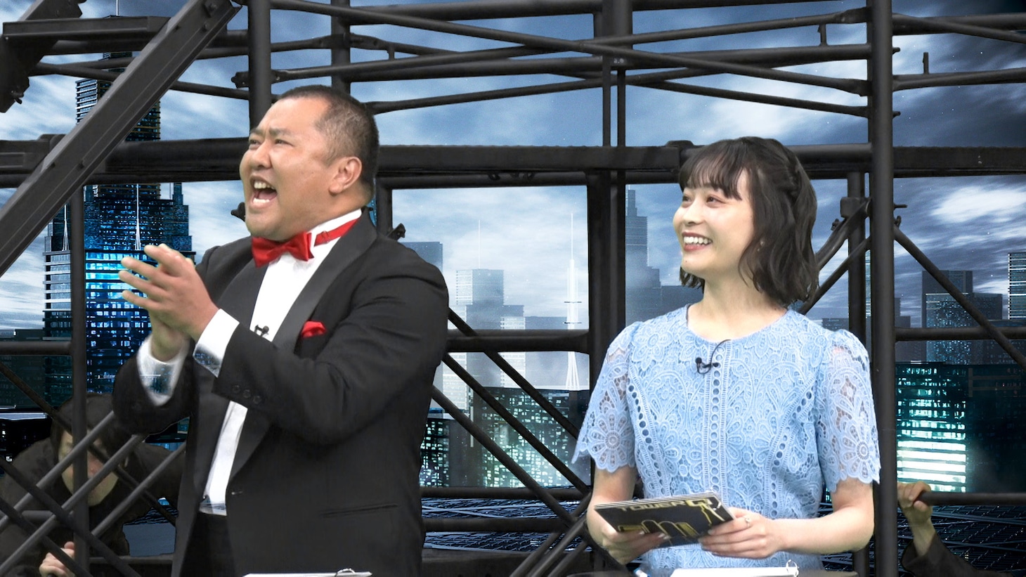左からとにかく明るい安村、日下怜奈。