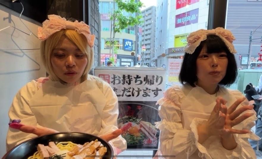 左からエルフ荒川、汐宮あまね。