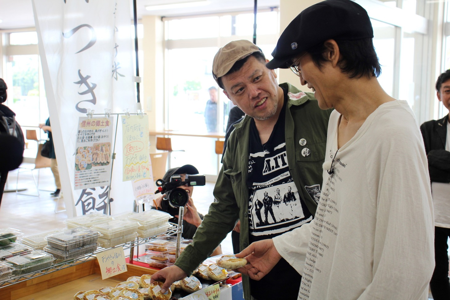 左から野性爆弾くっきー！、千原ジュニア。(c)テレビ信州