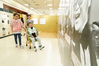 「ザ・ドリフターズ展」を観賞する加藤茶、高木ブー、オープニングセレモニーのMCも務めた西山喜久恵（フジテレビアナウンサー）。