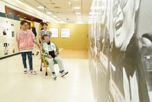 「ザ・ドリフターズ展」を観賞する加藤茶、高木ブー、オープニングセレモニーのMCも務めた西山喜久恵（フジテレビアナウンサー）。