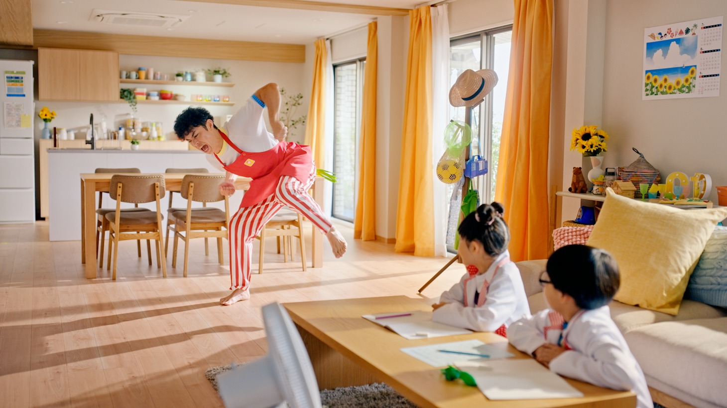 Web動画「夏休み マルちゃん正麺でおっ！やさい自由研究！」より。
