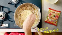 Web動画「夏休み マルちゃん正麺でおっ！やさい自由研究！」より。