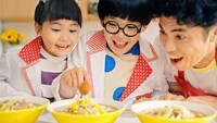 Web動画「夏休み マルちゃん正麺でおっ！やさい自由研究！」より。
