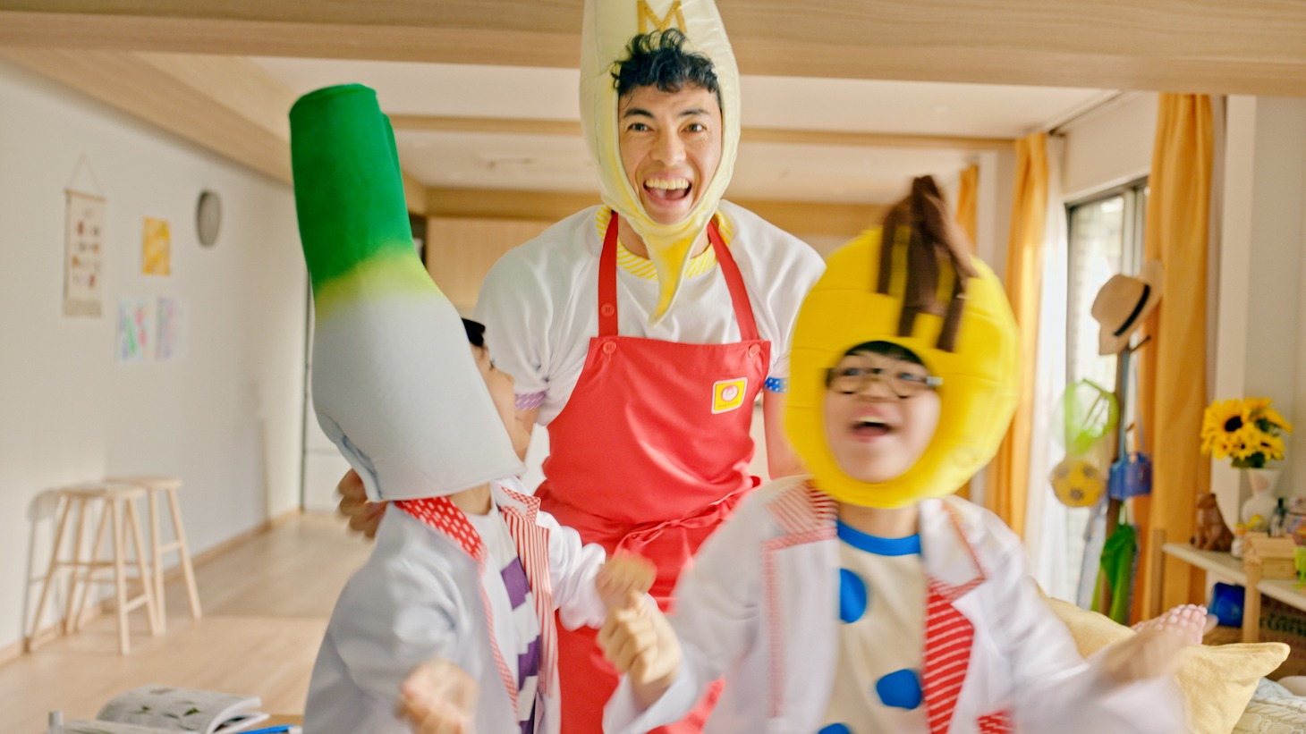 Web動画「夏休み マルちゃん正麺でおっ！やさい自由研究！」より。